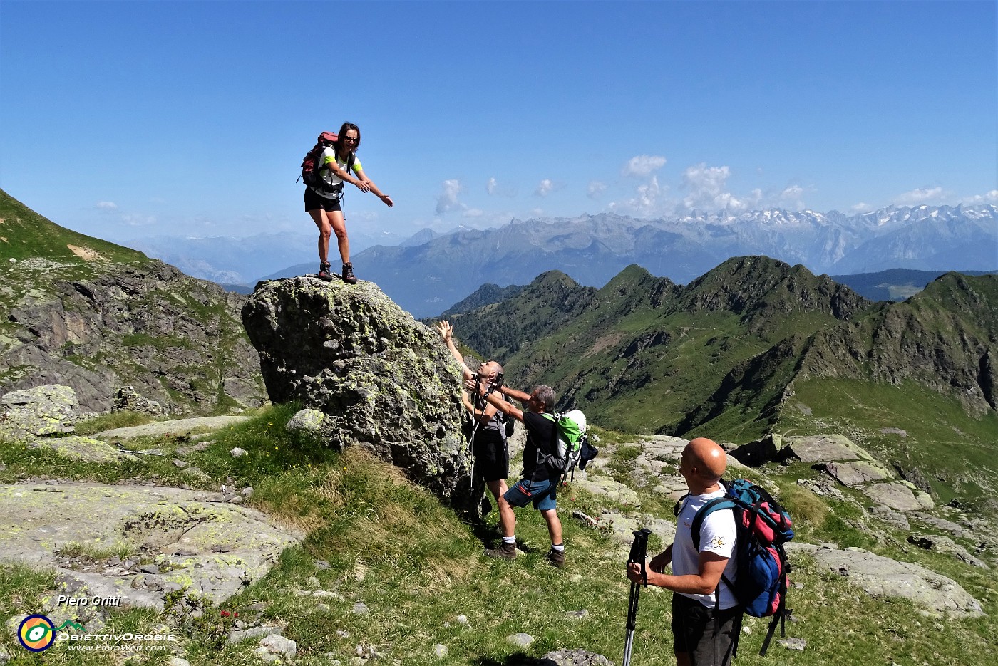 35 Su un panettone roccioso con vista verso le Alpi Retiche.JPG -                                